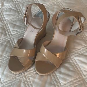 Michael KORS tan wedges. Size 8m